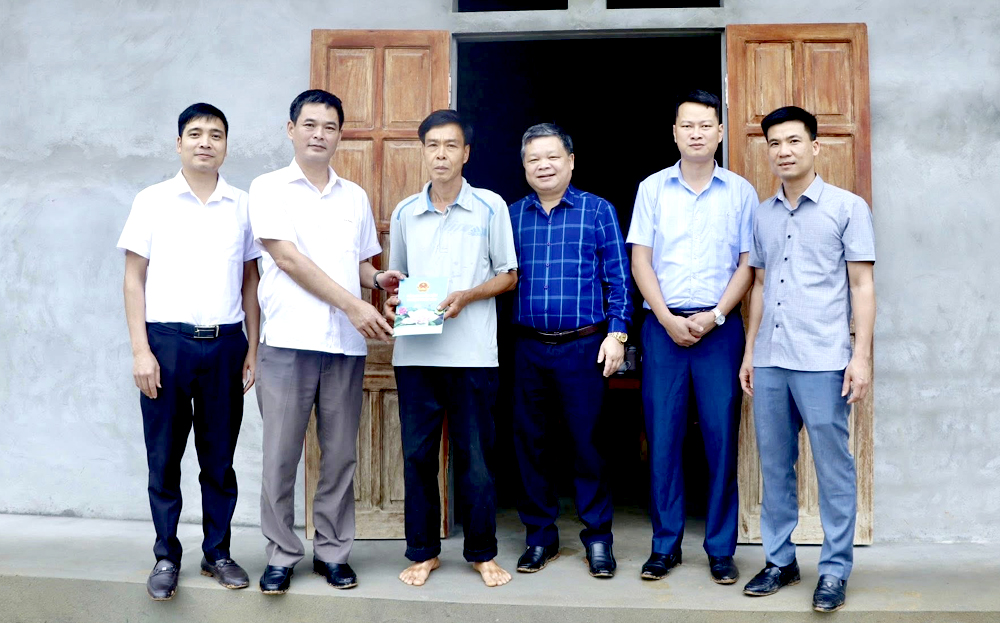 Lãnh đạo huyện Trấn Yên tặng quà cho hộ xóa nhà tạm, nhà dột nát tại xã Bão Đáp